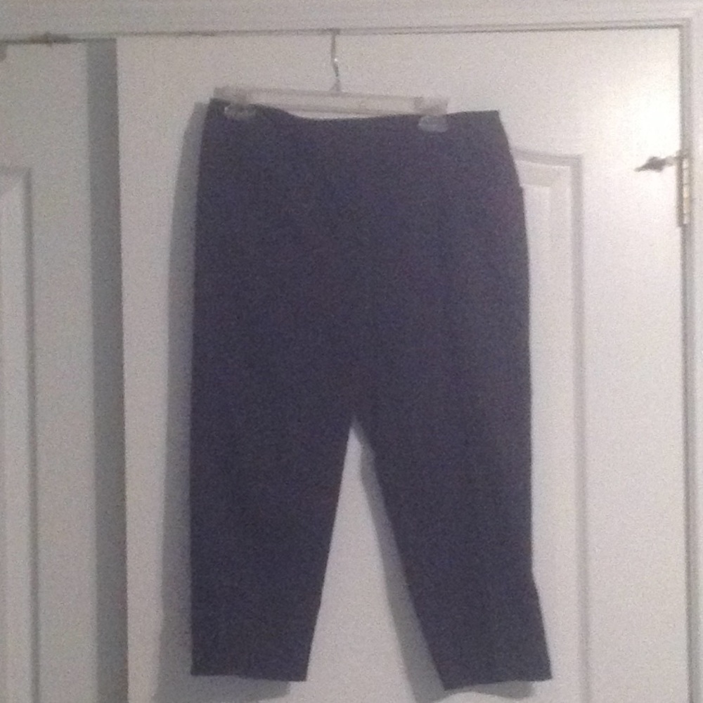 Willi Smith Black Women's Capri Pants
